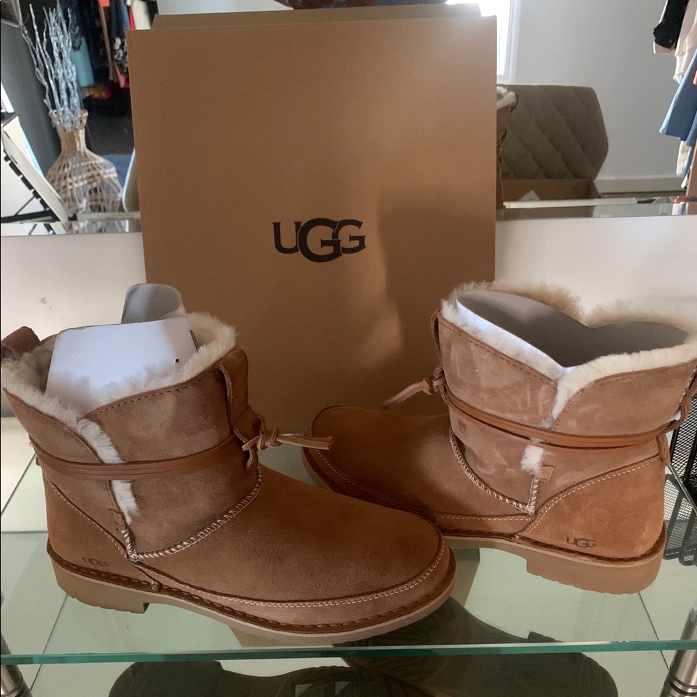 UGG ESTHER BOOTS. TAN (CHESTNUT) COLOR.